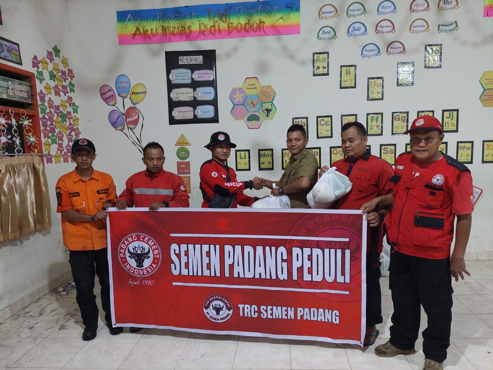 Respon cepat pasca bencana banjir lahar dingin Gunung Marapi, PT Semen Padang menurunkan Tim Reaksi Cepat (TRC) dan salurkan 125 paket sembako di Nagari Bukik Batabuah